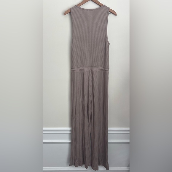Beyond Yoga Jetsetter Ribbed V-Neck Jumpsuit Birch Color taupe wide leg M - Picture 5 of 9